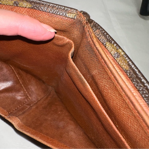 Louis Vuitton Vintage Classic Leather Monogram
Elise Trifold Snap Wallet - Picture 4 of 17